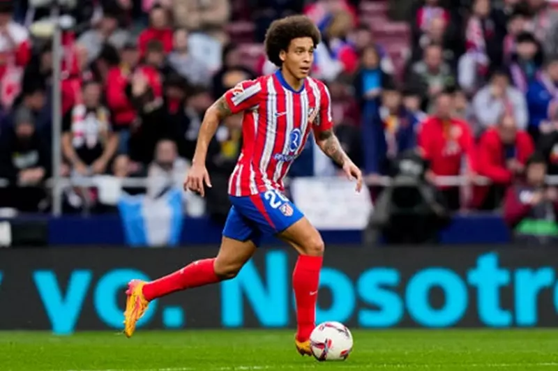 أكسيل فيتسل يواصل مشواره الكروي مع جيرونا رغم اعتزال البعض