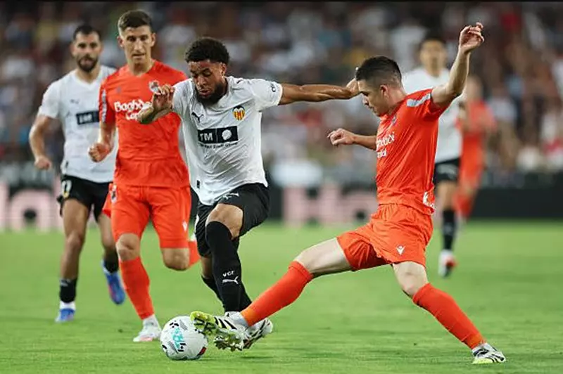 الدوري الإسباني: تعادل ريال سوسيداد وفالنسيا وفوز درامي لألافيس