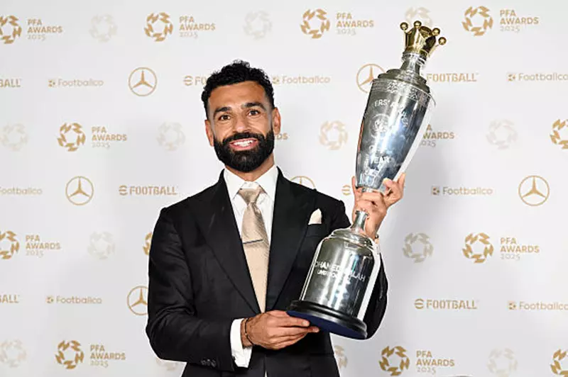 صباح النجم الأوروبي: صلاح يتألق ويتوج بجائزة لاعب العام
