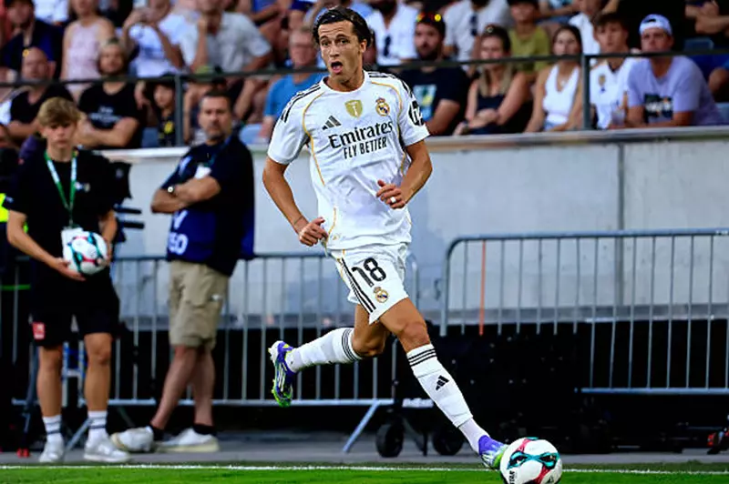 كاريراس يعبّر عن رضاه بمشاركته الأولى مع ريال مدريد وتكيفه مع أسلوب المدرب