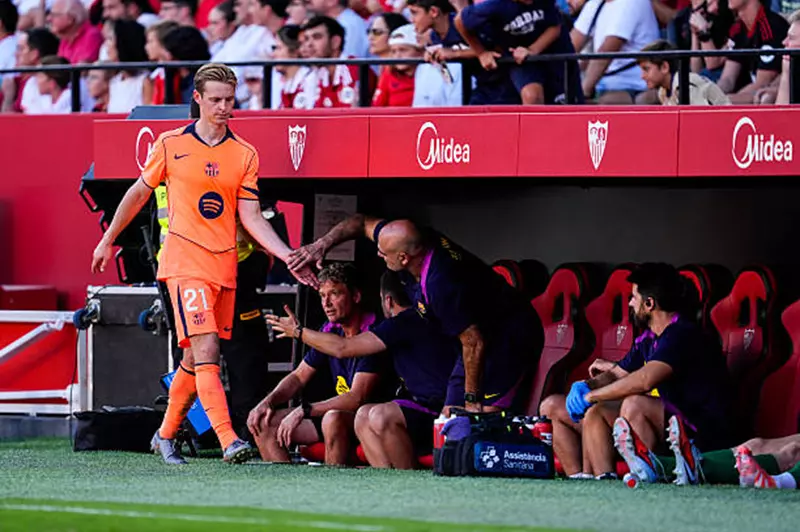قلق في برشلونة قبل الكلاسيكو.. دي يونج يغيب عن المران